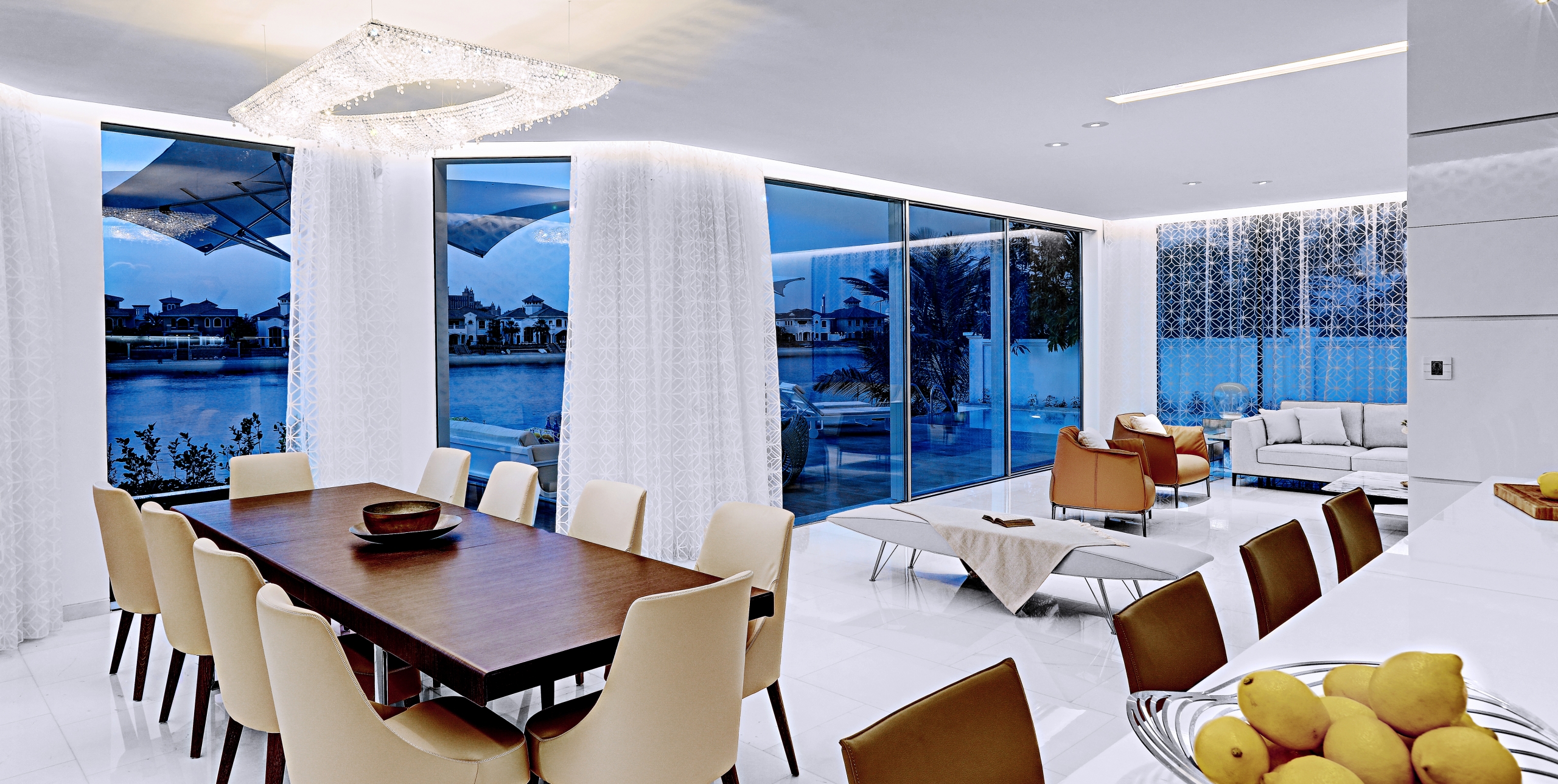 Artikoi in a dining room