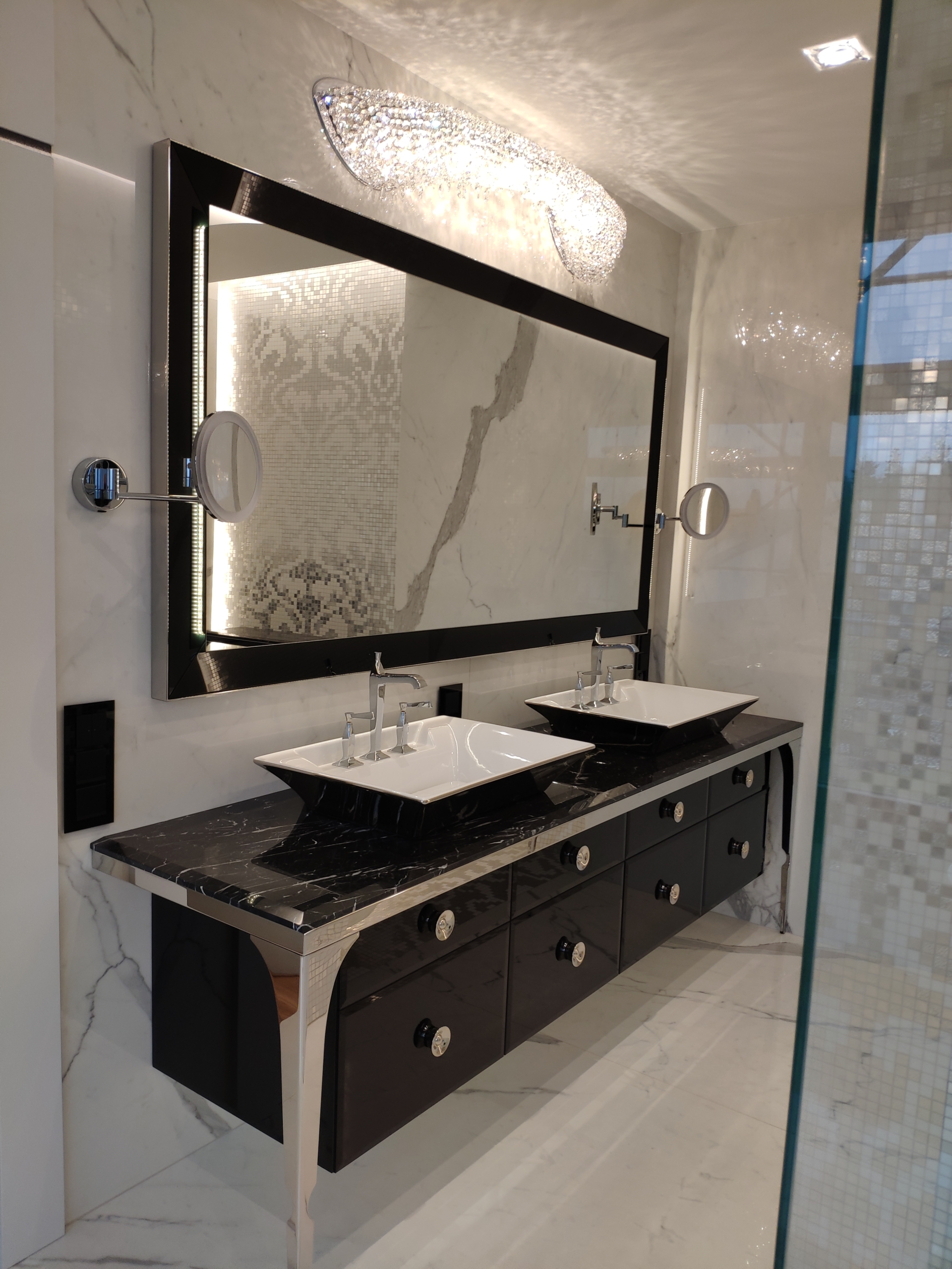 bespoke atoll high end bathroom manooi Bespoke crystal lighting, Atoll from Manooi in a high-end bathroom.