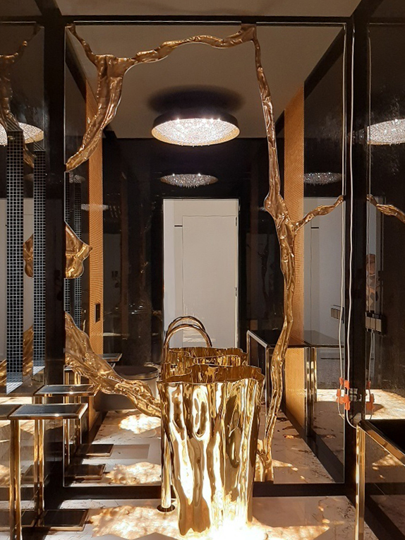 crystal-lights-tondo-gold-black-manooi Black and gold Tondo in a luxury bathroom.