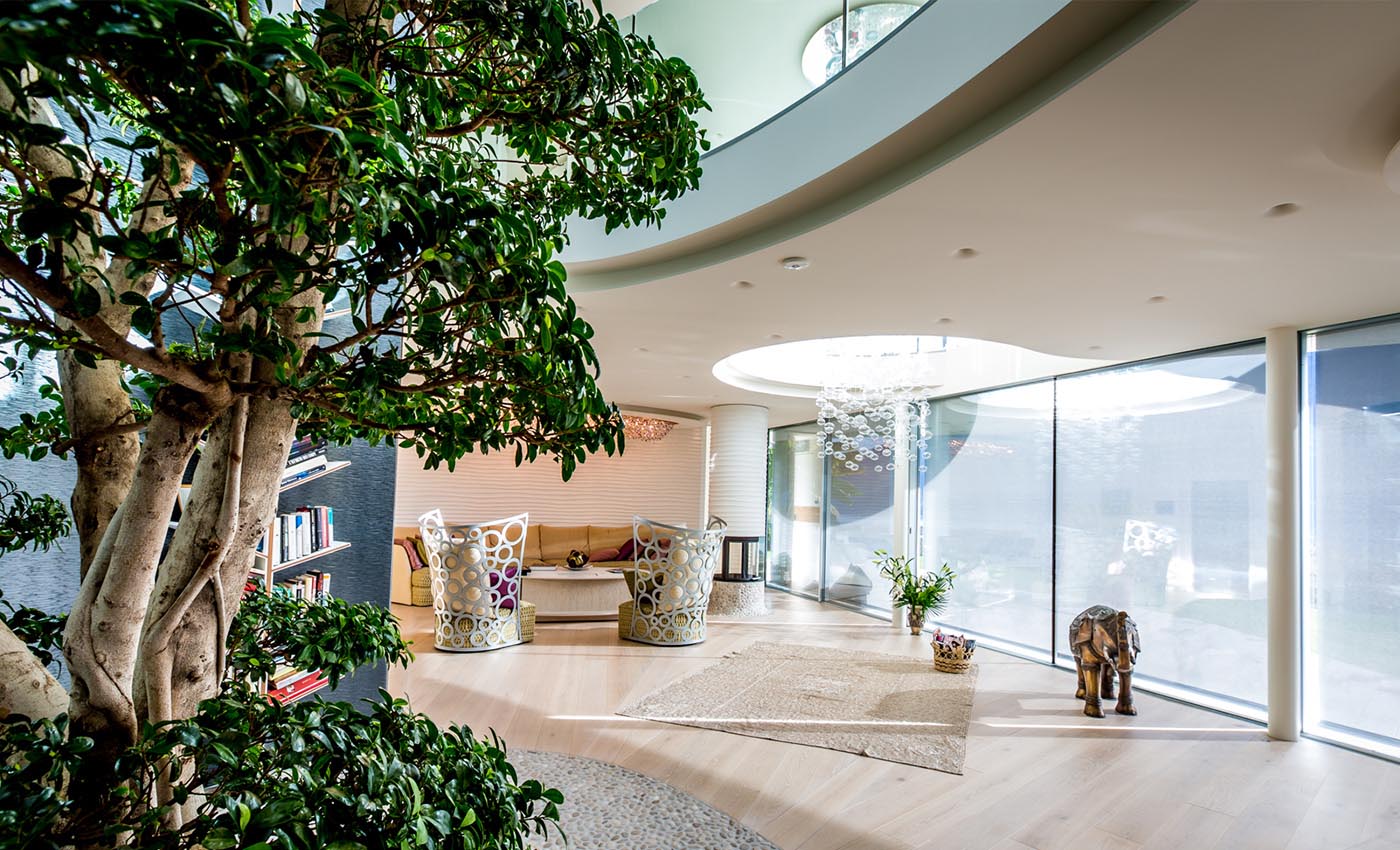 The colorful luxury Atoll crystal chandelier in a living room.