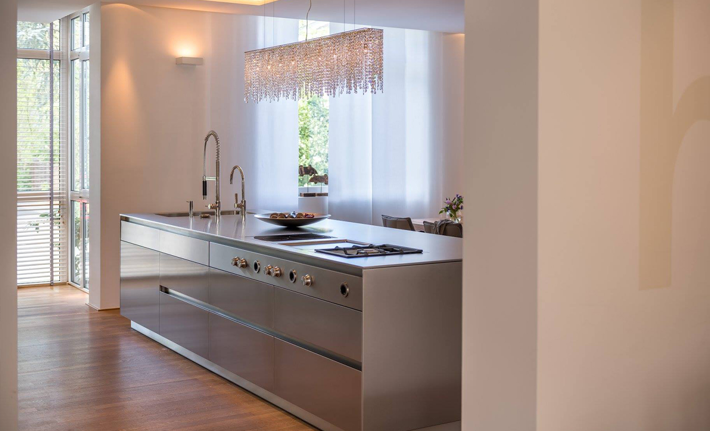 bulthaup-showroom-manooi-linea-crystal-chandelier-luxury-kitchen Manooi's crystal lighting hangs over a kitchen island in the Bulthaup showroom in Cologne.